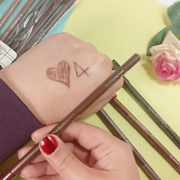 مداد ابرو بلند مک برس دار